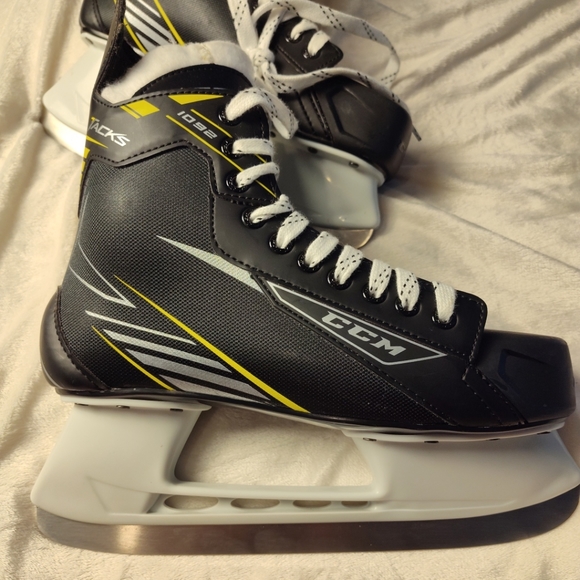 ccm 1092 tracks Adult Size 9 Ice Skates - Picture 2 of 14